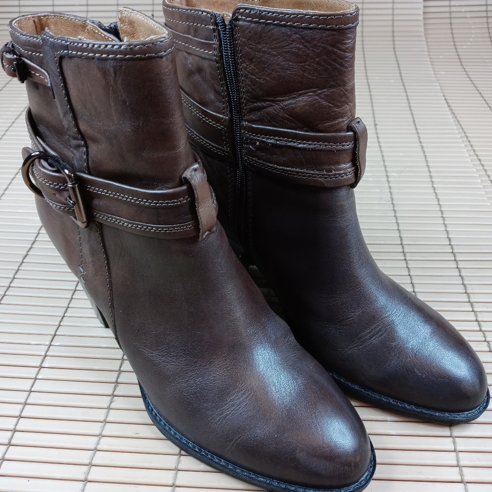 Sofft Brown Leather Buckle Wyoming ankle boot